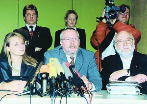 Tanja Kreil (l.) und der damalige DBwV-Bundesvorsitzende Oberst Bernhard Gertz (M.) bei der Pressekonferenz nach dem Urteil des Europäischen Gerichtshofs (EuGH). Gertz war maßgeblich an dem Durchbruch beteiligt. Foto: DBwV