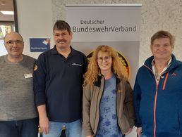 Hauptmann a.D. Hans-Jürgen Küchler (stellvertretender Vorsitzender, von links), Stabsfeldwebel a.D. Dirk Siebert (Bezirksvorsitzender Oberhessen), Jacqueline Benz (Koordinatorin Ambulanter Hospizdienst Großalmerode/Hessisch Lichtenau), Jubilar Stabsunteroffizier d.R. Klaus-Peter Uetzmann. Foto: Achim Reubert