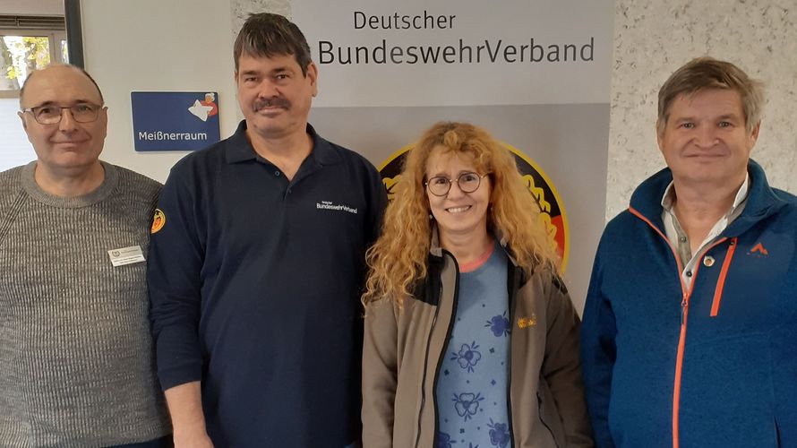 Hauptmann a.D. Hans-Jürgen Küchler (stellvertretender Vorsitzender, von links), Stabsfeldwebel a.D. Dirk Siebert (Bezirksvorsitzender Oberhessen), Jacqueline Benz (Koordinatorin Ambulanter Hospizdienst Großalmerode/Hessisch Lichtenau), Jubilar Stabsunteroffizier d.R. Klaus-Peter Uetzmann. Foto: Achim Reubert