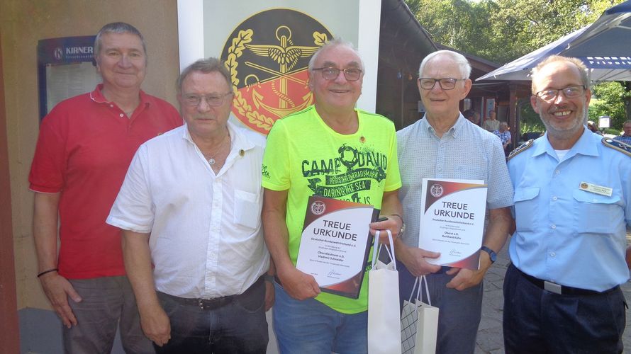 Ehrung langjähriger Mitglieder beim Sommer-Picknick (v.l.n.r.): Michael Hochmuth, Bernd Wenzel, Vladimir Schneider, Burkhard Kühn und Volker Keil. Foto: KERH Idar-Oberstein