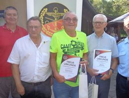 Ehrung langjähriger Mitglieder beim Sommer-Picknick (v.l.n.r.): Michael Hochmuth, Bernd Wenzel, Vladimir Schneider, Burkhard Kühn und Volker Keil. Foto: KERH Idar-Oberstein