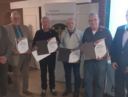 In Gifhorn (v.l.n.r.): Der Kameradschaftsvorsitzende Stabsfeldwebel a.D. Bodo Bettge-Reddöhl, Horst Vollrath, Rolf Weilbeer, Peter Baube, Johannes Wehrmut und Hannes Dreier. Foto: LV Nord