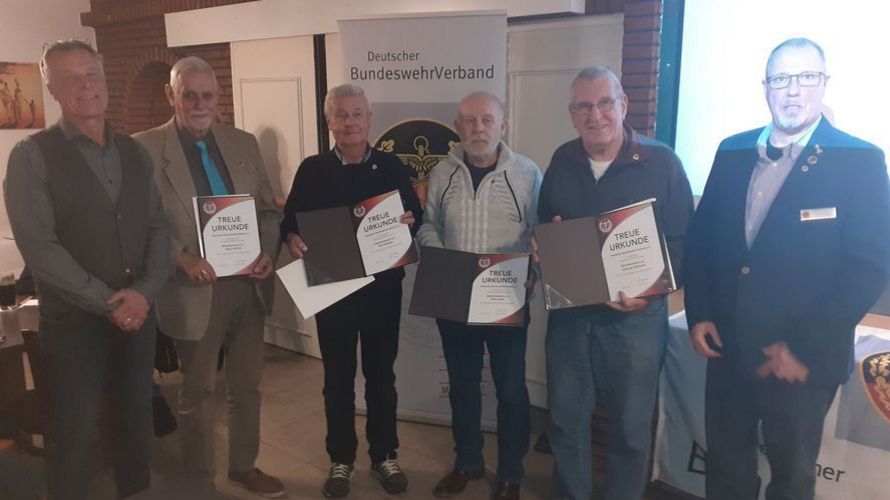 In Gifhorn (v.l.n.r.): Der Kameradschaftsvorsitzende Stabsfeldwebel a.D. Bodo Bettge-Reddöhl, Horst Vollrath, Rolf Weilbeer, Peter Baube, Johannes Wehrmut und Hannes Dreier. Foto: LV Nord