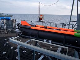 "Seefuchs" (vorne) und "Seehund" (hinten links auf dem Wasser): Zwei Systeme, die dem Minenjagdboot "Grömitz" zur Bekämpfung von Seeminen zur Verfügung stehen. Foto: DBwV/Yann Bombeke