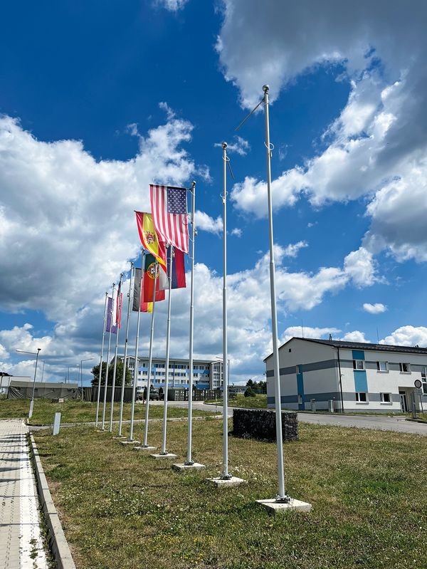 Die Flaggenparade auf dem slowakischen Truppenübungsplatz in den Karpaten: Die USA und andere NATO-Partner stehen fest zusammen. Bleibt das so? Foto: DBwV/Frank Jungbluth