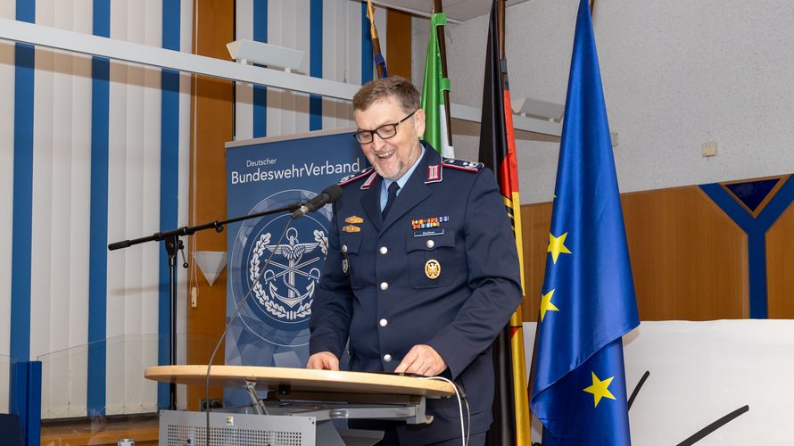 „Meistern Sie das Jahr 2025 mit Hoffnung und Zuversicht": Oberstleutnant i. G. Guido Gleißner bei der Begrüßung der Gäste. Foto:  Klaus Sattler