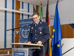 „Meistern Sie das Jahr 2025 mit Hoffnung und Zuversicht": Oberstleutnant i. G. Guido Gleißner bei der Begrüßung der Gäste. Foto:  Klaus Sattler