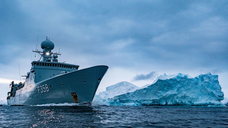 Die Fregatte „HDMS Triton” der Königlich Dänischen Marine passiert einen Eisberg in den Gewässern um Grönland: Auch auf die Seefahrt wirkt sich der Klimawandel in vielen Bereichen aus. Foto: NATO/Flickr