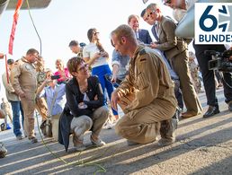 Verteidigungsministerin Annegret Kramp-Karrenbauer (CDU) im Gespräch mit Soldaten bei einem Besuch des deutschen Kontingents in Jordanien. Die Politikerin ist seit Juli 2019 im Amt. Foto: Bundeswehr/Jana Neumann