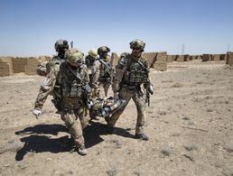 Ein Personnel-Recovery-Team bringt den Verwundeten während einer Rettungsübung zum Transportmittel. Foto: Bundeswehr/Andrea Bienert