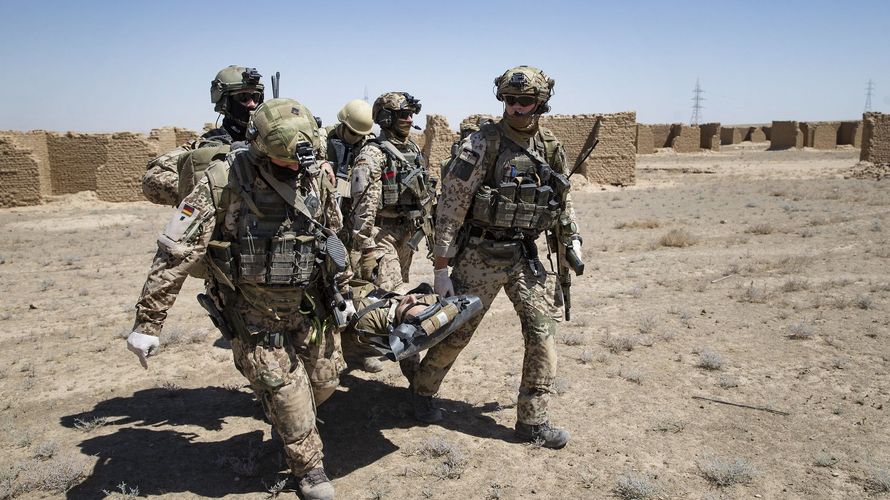 Ein Personnel-Recovery-Team bringt den Verwundeten während einer Rettungsübung zum Transportmittel. Foto: Bundeswehr/Andrea Bienert