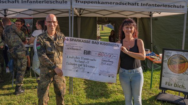 Der stellvertretende Kommandeur der Infanterieschule, Oberst Andreas Reyer, übergibt einen symbolischen Spendenscheck in Höhe von 800 Euro an Katrin van Treek von der SVS. Fotos: TruKa InfS