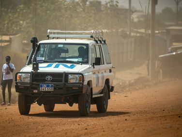 Ein Fahrzeug der Mission UNMISS der Vereinten Nationen ist auf den Straßen von Juba unterwegs. Die Bundeswehr beteiligt sich seit 2011 an dem Einsatz. Foto: picture alliance/dpa/Michael Kappeler