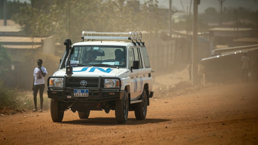 Ein Fahrzeug der Mission UNMISS der Vereinten Nationen ist auf den Straßen von Juba unterwegs. Die Bundeswehr beteiligt sich seit 2011 an dem Einsatz. Foto: picture alliance/dpa/Michael Kappeler