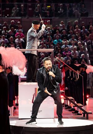 Oberst Christian Lieder in Aktion als Dirigent beim Finale des Musikfests der Bundeswehr 2019 mit Stargast Adel Tawil. Foto: Bundeswehr/Stefan Müller