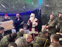 Alle Hände voll zu tun hatte der Nikolaus bei seinem Einsatz als Glücksfee bei der Tombola, die durch den DBwV gesponsert wurde. Foto: Walter Trump