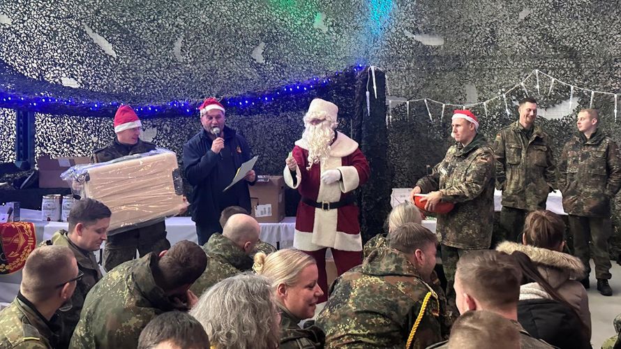 Alle Hände voll zu tun hatte der Nikolaus bei seinem Einsatz als Glücksfee bei der Tombola, die durch den DBwV gesponsert wurde. Foto: Walter Trump