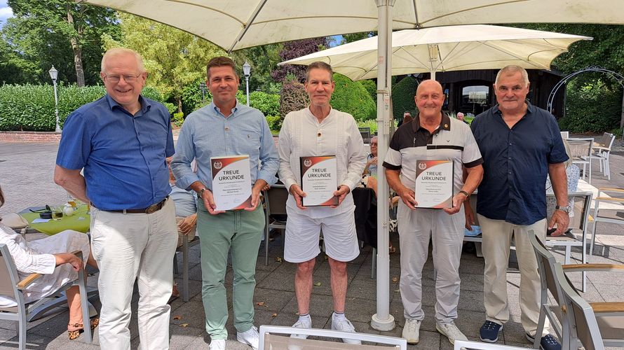 Mitgliederehrung unter besonderen Hygiene- und Sicherheitsmaßnahmen in Köln: Bezirksvorsitzender Hauptmann a.D. Volker Jung (von links), die Jubilare Oberstabsfeldwebel a.D. Michael Busch, Stabsfeldwebel a.D. Peter Schiemer, Oberstleutnant d.R. Rainer Kulke und KERH Vorsitzender Oberstleutnant a.D. Peter Klein. Foto: Joachim Hentschel 