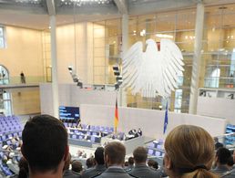 Soldaten verfolgen eine Debatte im Bundestag (Archivbild). In dieser Woche sollen fünf Einsätze verlängert werden