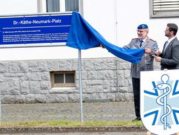 Der Inspekteur des Sanitätsdienstes, Generaloberstabsarzt Dr. Ulrich Baumgärtner, enthüllt gemeinsam mit dem Militärrabbiner Balla das Schild für den Dr.-Käthe-Neumark-Platz. Foto: Bundeswehr/Michael Laymann