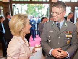 Der DBwV-Bundesvorsitzende André Wüstner im Gespräch mit Verteidigungsministerin Ursula von der Leyen (Archivbild) 