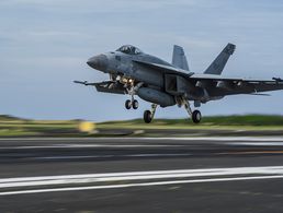 Eine F/A-18 E Super Hornet der US Navy bei Landungstests in Japan. Foto: US Navy/Mass Communication Specialist 1st Class Trevor Welsh