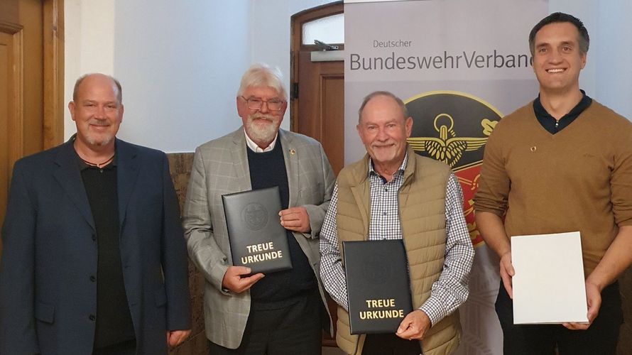 Vorsitzender Kapitänleutnant Dirk Becker (v.l.) mit den geehrten Mitgliedern der Kameradschaft ERH Oberland Michael Holzmann, Christian Grote und Heiner Reis. Foto: Dirk Becker