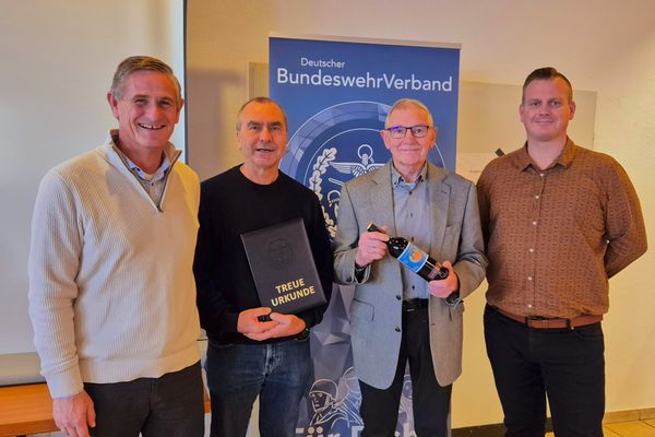 KERH-Vorsitzender Reinhard Goger mit Stabsfeldwebel a.D. Bernd Waninger, Hauptmann a.D. Heinrich Herbort sowie  Bezirksvorsitzender Christian Schleicher. Foto: Isabella Schleicher