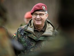 General Eberhard Zorn: „Einfache Bedienung und technischer Fortschritt müssen miteinander harmonieren. Unsere Autos müssen noch fahren, selbst wenn sie schon mal angeschossen wurden.“ Foto: Bundeswehr/phototek.net/Thomas Imo