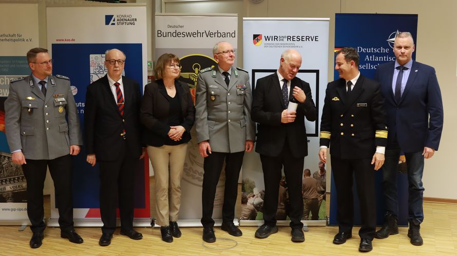 Der Kommandeur des Landeskommandos Mecklenburg-Vorpommern, Flottillenadmiral Ullrich Reineke (2. von rechts) und die Kooperationspartner des diesjährigen Sicherheitsdialogs mit dem Referenten des Abends Dr. Andrew B. Denison (3. von rechts). Bild: Bundeswehr/Sebastian Moldt