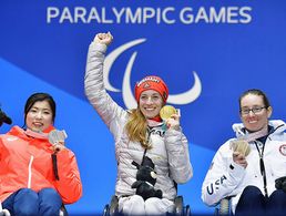 Anna Schaffelhuber (Mi.) bejubelt ihre Goldmedaille Foto: imago/Kyodo News