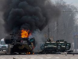 Ein brennender russischer Schützenpanzer und beschädigte leichte Gefechtsfahrzeuge in Charkiw: Erstmals hat das russische Verteidigungsministerium eingeräumt, dass es Verluste gibt, ohne jedoch Zahlen zu nennen. Foto: picture alliance / ASSOCIATED PRESS / Marienko Andrew