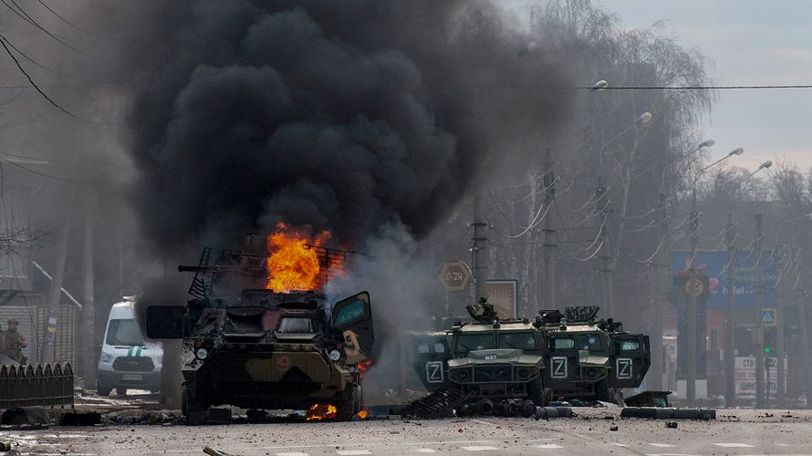 Ein brennender russischer Schützenpanzer und beschädigte leichte Gefechtsfahrzeuge in Charkiw: Erstmals hat das russische Verteidigungsministerium eingeräumt, dass es Verluste gibt, ohne jedoch Zahlen zu nennen. Foto: picture alliance / ASSOCIATED PRESS / Marienko Andrew