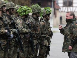 Bereits im kommenden Jahr will Verteidigungsminister Boris Pistorius, hier bei einem Truppenbesuch in Hammelburg, den „Neuen Wehrdienst“ einführen. Foto: DBwV/Yann Bombeke