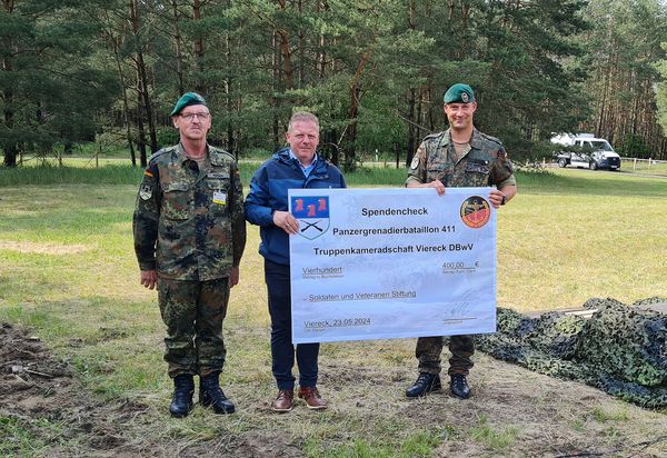 Mit einer Summe von 400 Euro, die bei der Waldweihnacht des Bataillons gesammelt wurden, wird die Arbeit der Soldaten und Veteranen Stiftung des DBwV unterstützt. Foto: Michael Edlinger