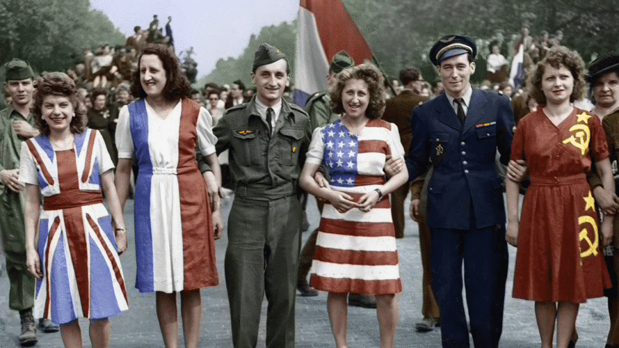 Soldaten und Zivilisten feiern in Paris am 8. Mai 1945 das Ende des Kriegs in Europa. Foto: picture alliance/Leemage