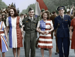 Soldaten und Zivilisten feiern in Paris am 8. Mai 1945 das Ende des Kriegs in Europa. Foto: picture alliance/Leemage