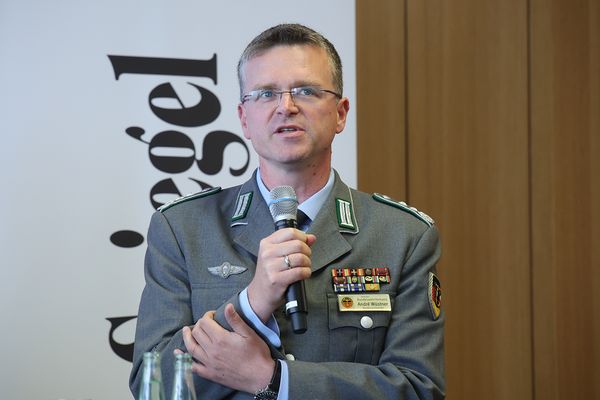 Oberst André Wüstner hob die zentrale Rolle des Artikelgesetzes vor. Foto: DBwV/Yann Bombeke