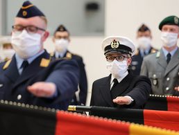 Mit Mund-Nase-Bedeckung: 15 Soldaten legten ihr Gelöbnis im Stauffenberg-Saal im BMVg ab. Wegen der Corona-Pandemie entfiel ein großer Festakt. Foto: Bundeswehr/Sebastian Wilke 