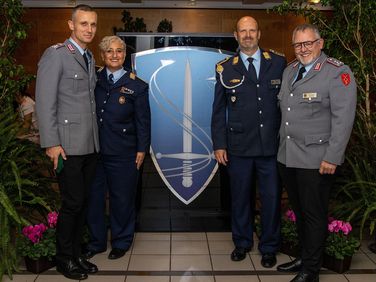 Der DBwV beim Empfang zur Feier der Deutschen Einheit: Oberstleutnant i.G Marcel Bohnert, Stellvertreter des Bundesvorsitzenden, Leutnant Hülya Süzen, Stellvertretende Vorsitzende Luftwaffe, Oberstabsfeldwebel Heiko Stotz, Vorsitzender Luftwaffe, und Stabshauptmann Heiko Schäfer, Bezirksvorsitzender. Foto: Jeffrey Hess 