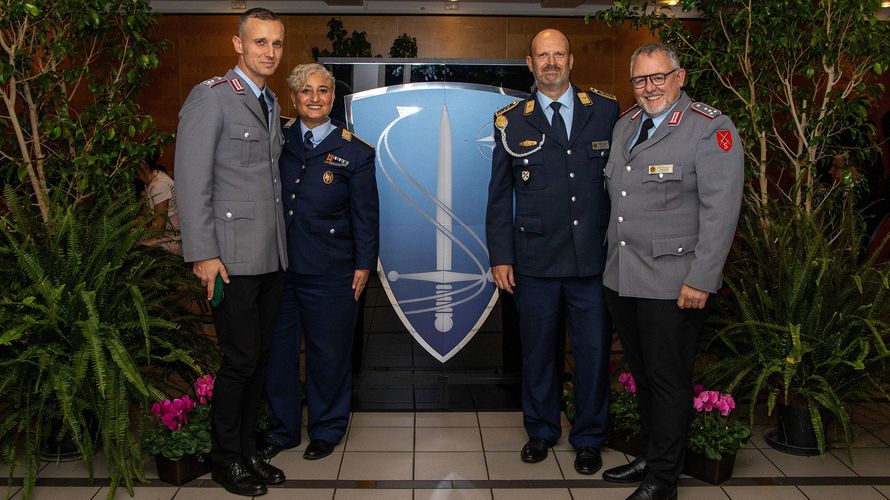 Der DBwV beim Empfang zur Feier der Deutschen Einheit: Oberstleutnant i.G Marcel Bohnert, Stellvertreter des Bundesvorsitzenden, Leutnant Hülya Süzen, Stellvertretende Vorsitzende Luftwaffe, Oberstabsfeldwebel Heiko Stotz, Vorsitzender Luftwaffe, und Stabshauptmann Heiko Schäfer, Bezirksvorsitzender. Foto: Jeffrey Hess 