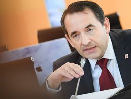 Kultusminister Alexander Lorz (CDU) hält die Kritik der GEW an der Bundeswehr für schädlich Foto: dpa