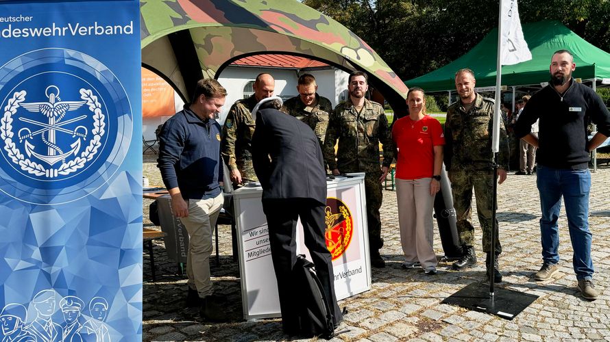 Am Info-Stand stellten Mitglieder des TruKa-Vorstandes und Bezirksvorsitzender Major Daniel Brunner (2.v.r.), unterstützt von Außendienstmitarbeitern des Landesverbandes, den Neuen die Arbeit der TruKa an der UniBw München vor. Foto: Lukas Jochum