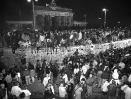 Am Abend des 9. November 1989 teilte SED-Politbüromitglied Schabowski mit, dass alle DDR-Grenzen in die Bundesrepublik und nach Westberlin für DDR-Bürger geöffnet werden. Foto: picture alliance/Wolfgang Kumm