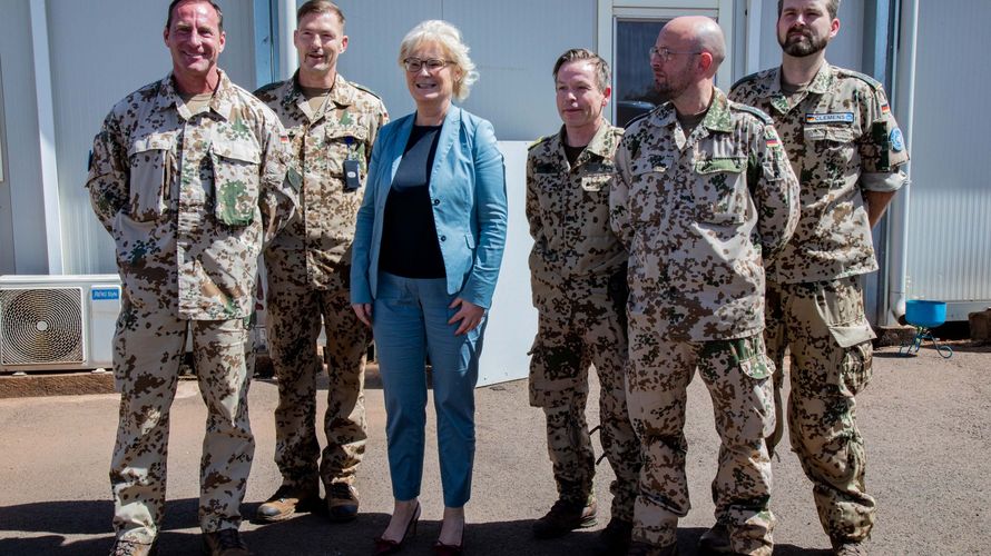 Verteidigungsministerin Christine Lambrecht ist derzeit zu Gast in der Sahelzone und besucht unrter anderem Bundeswehrsoldaten in Mali und Niger. Foto: Bundeswehr