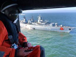 Vizeadmiral Andreas Krause, der noch wenige Tage amtierende Marineinspekteur, genießt die Abschiedsformation aus der Luft. Foto: Twitter/chiefdeunavy