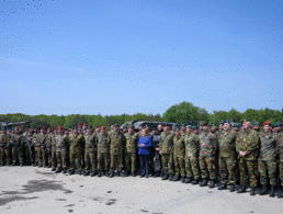 Bundeskanzlerin Angela Merkel steht nach einer Vorführung der Very High Readiness Joint Task Force (VJTF) mit den Soldaten für ein Gruppenfoto auf dem Übungsplatz. Neben ihr steht Brigadegeneral Ullrich Spannuth (l.). Foto: dpa