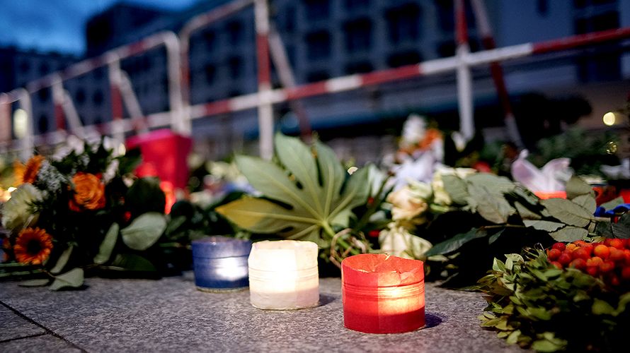 Vor der französischen Botschaft am Pariser Platz: Die Berliner Bevölkerung zeigte große Anteilnahme für die Opfer der Anschläge von Paris. Archivfoto: Yann Bombeke