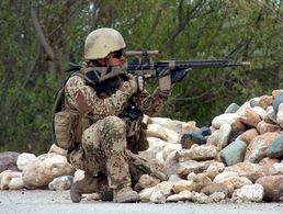 Ein Soldat mit G3 und Zielfernrohr sichert die Umgebung ab (Archivfoto vom 17. Mai 2010). Foto: Bundeswehr / PIZ Kunduz