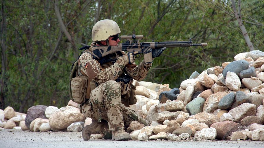 Ein Soldat mit G3 und Zielfernrohr sichert die Umgebung ab (Archivfoto vom 17. Mai 2010). Foto: Bundeswehr / PIZ Kunduz